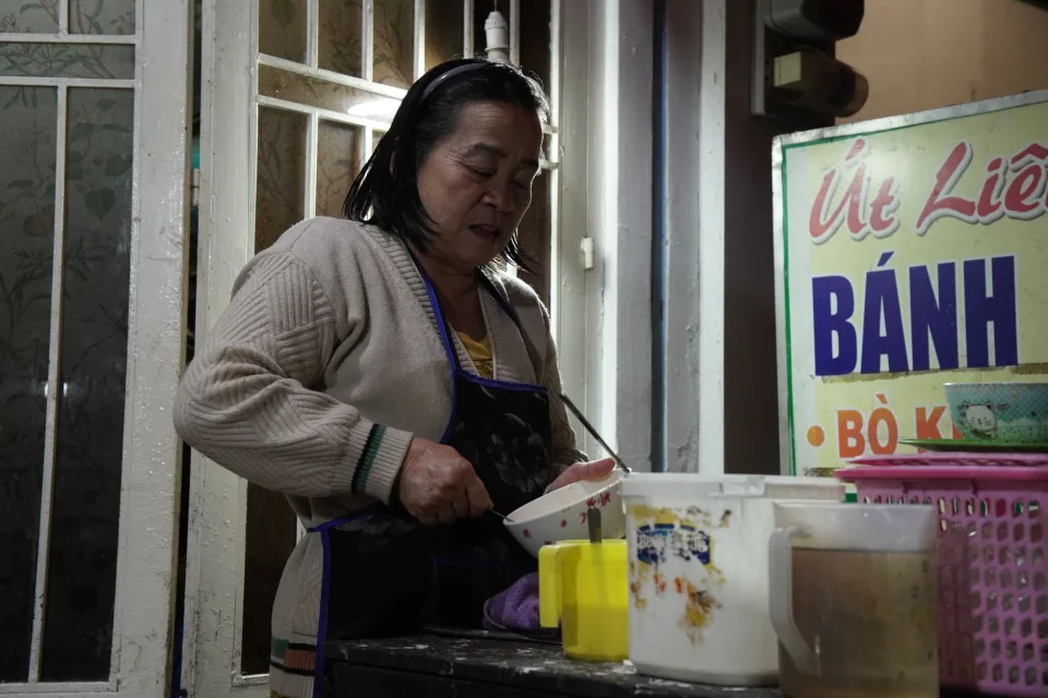 Bàn nướng đông khách tại Bún Đậu Hàng Khay